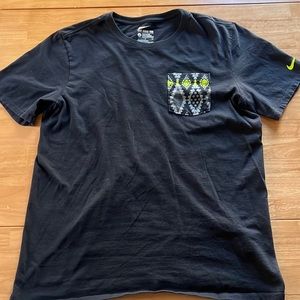 Nike Tee L Black w/ pattern pocket